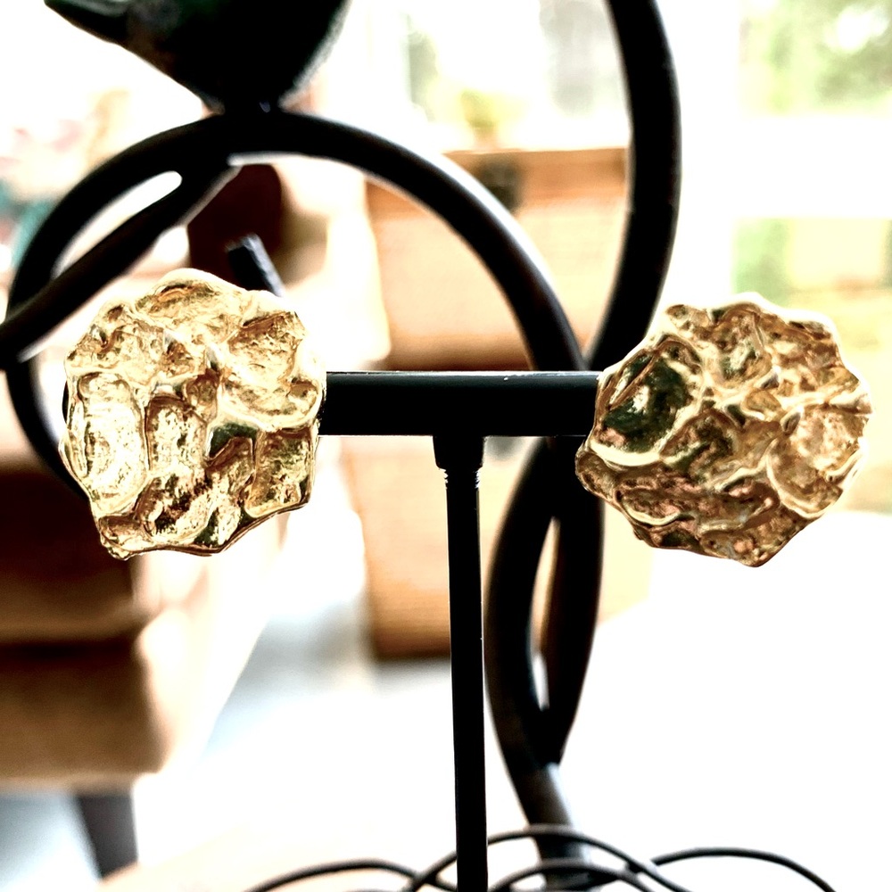 🌟 SALE $15 🌟 Vintage Hammered Circular Gold Plated Pierced Earrings